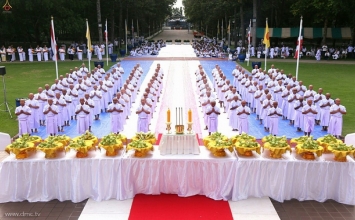Hình ảnh xuất gia gieo duyên tại tu viện Wat Phra Dhammakaya, Thái Lan